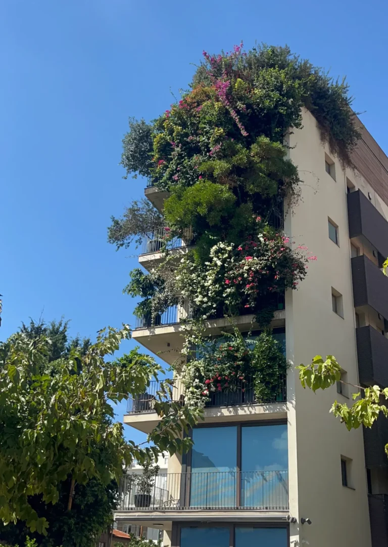 ביניין קומתי עם עיצוב גינון במרפסות עם הרבה צמחייה